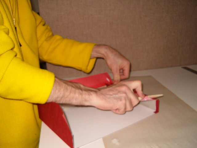 turning in the cloth over the tray wall